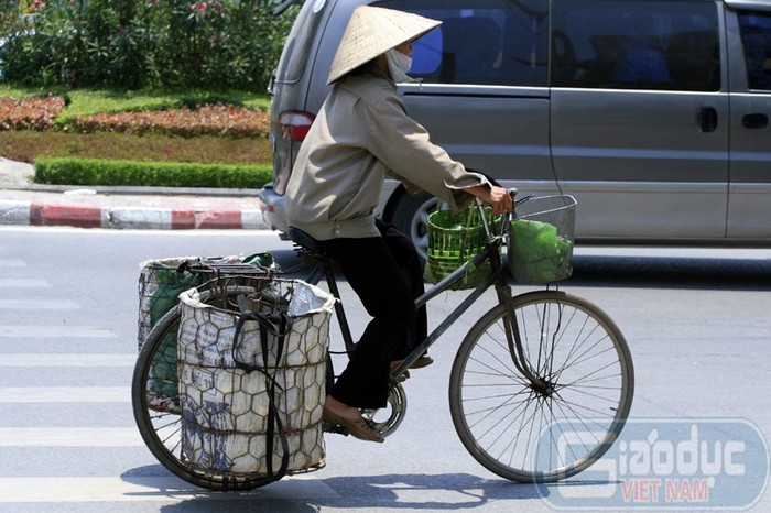 Nhiều người vẫn chủ quan với chiếc áo bay và chiếc khăn mù xoa làm quai nón bịt mặt